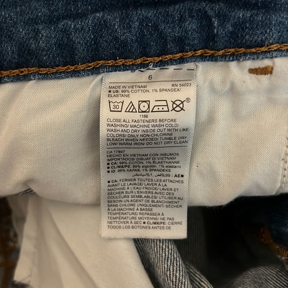 Old Navy Boyfriend Jean Shorts - Picture 5 of 8